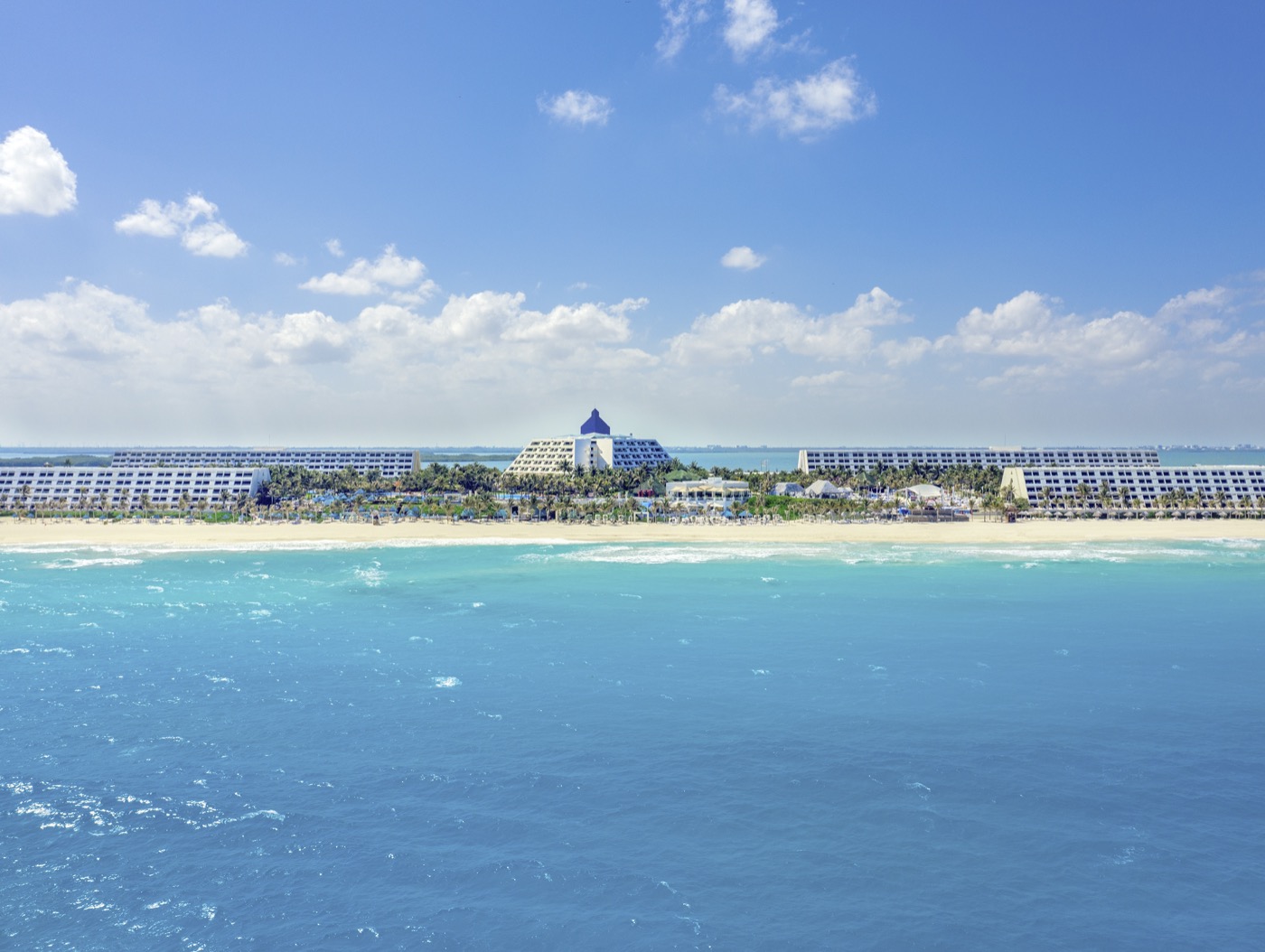 Vista Panorámica del Hotel Grand Oasis Cancun con vista al Mar