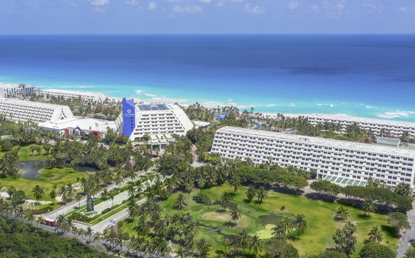 Panoramic View of Hotel Grand Oasis Cancun with ocean view