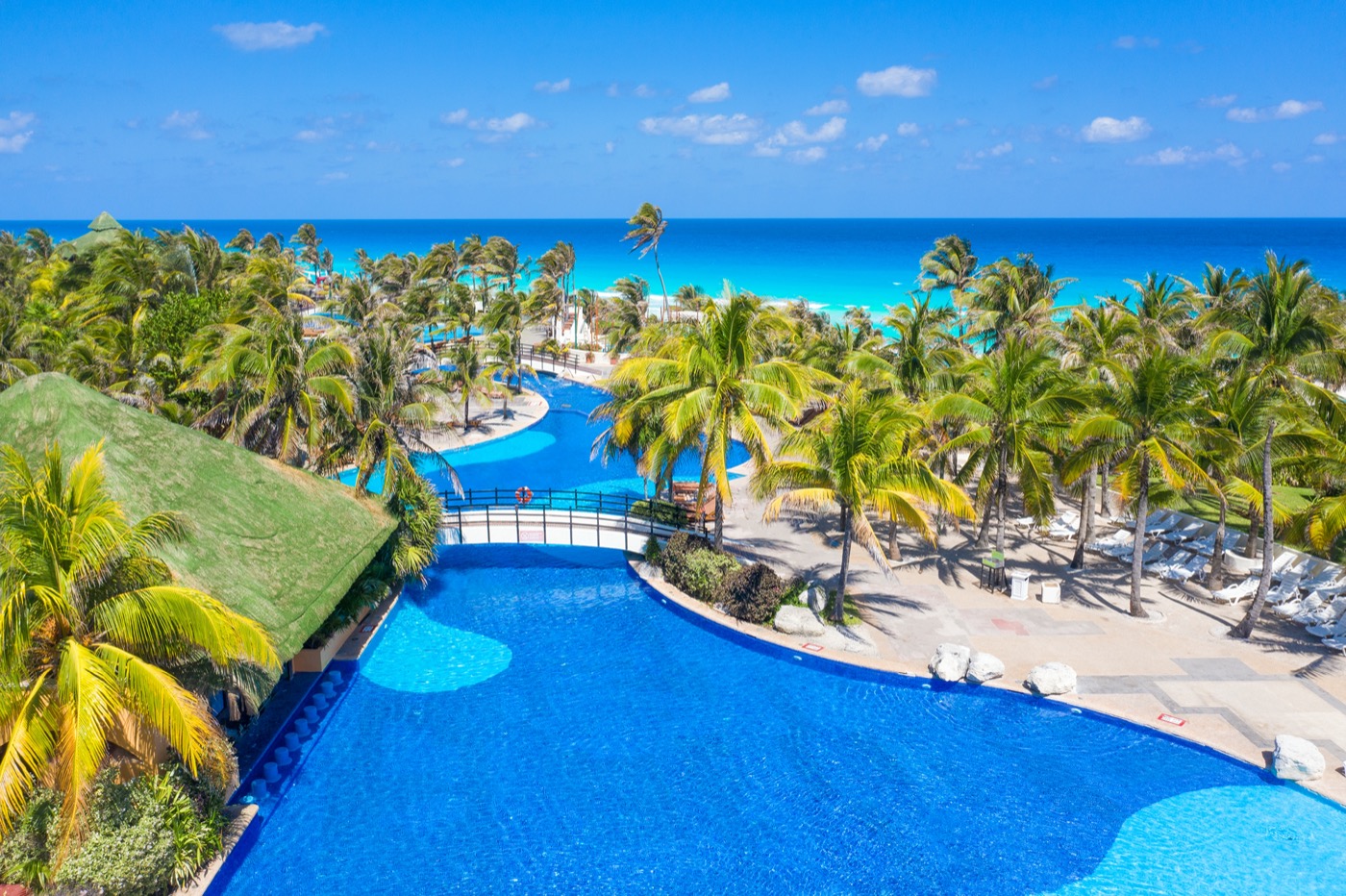 Vista Panorámica de albercas desde Hotel Grand Oasis Cancun con vista al Mar