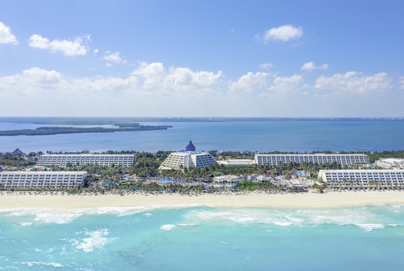 Vista Panorámica de albercas desde Hotel Grand Oasis Cancun con vista al Mar