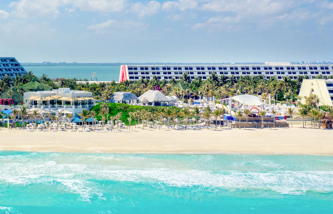 Playa frente a hotel Grand Oasis Cancun con olas
