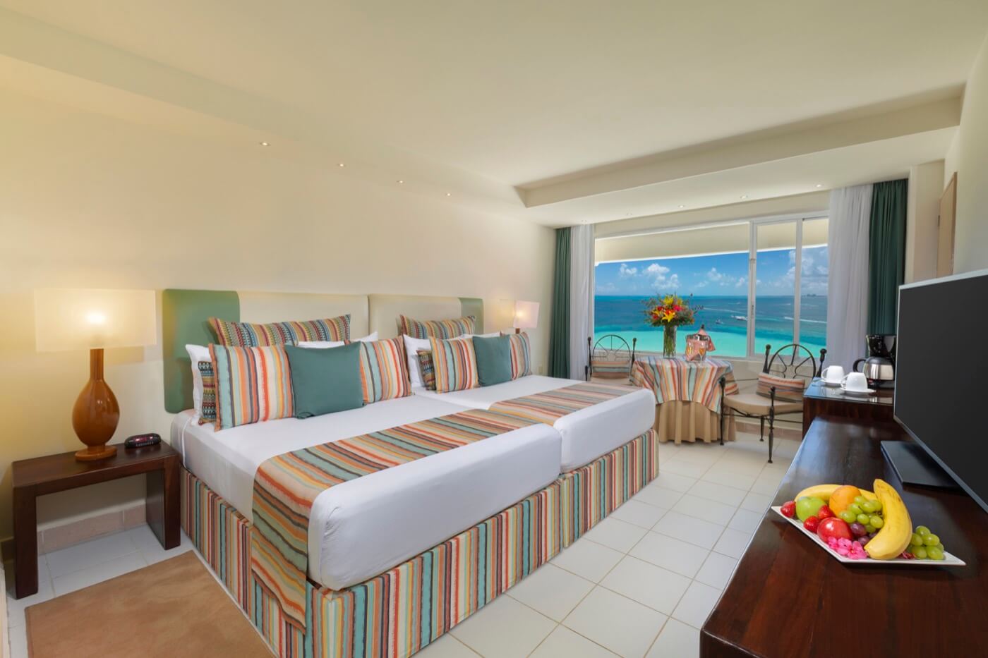 Habitación Vista al Mar con cama King Size en Hotel Grand Oasis Palm