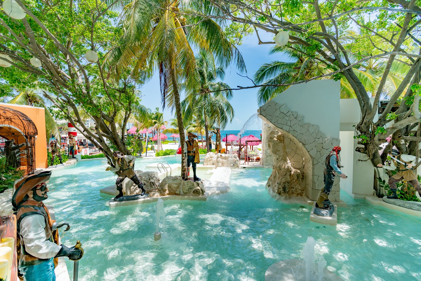 Camastros bajo palmeras en la playa en Hotel Grand Oasis Palm