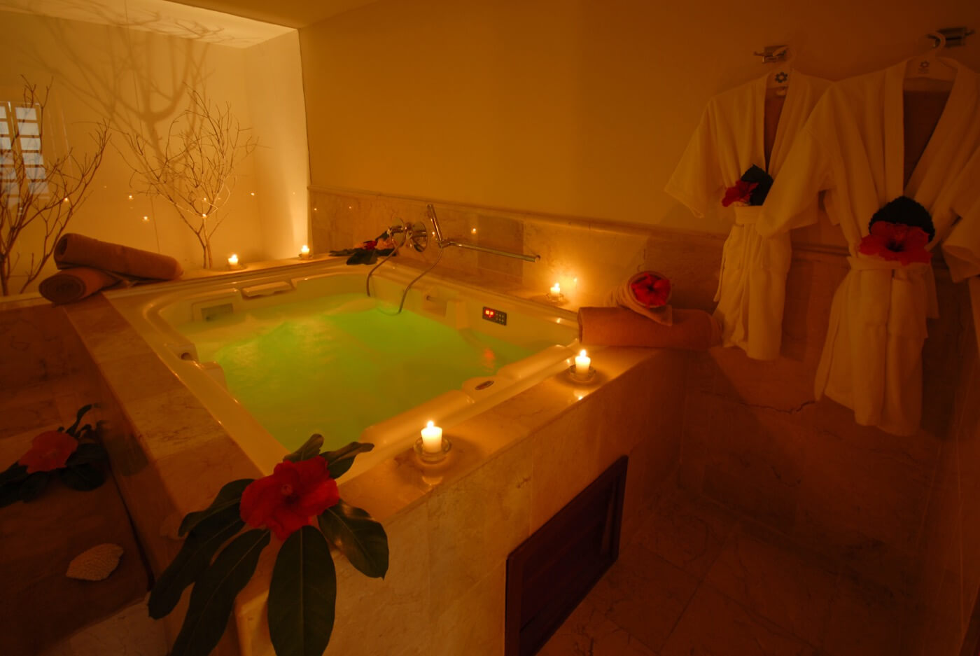 Jacuzzi with relaxing candles at Hotel Grand Oasis Palm