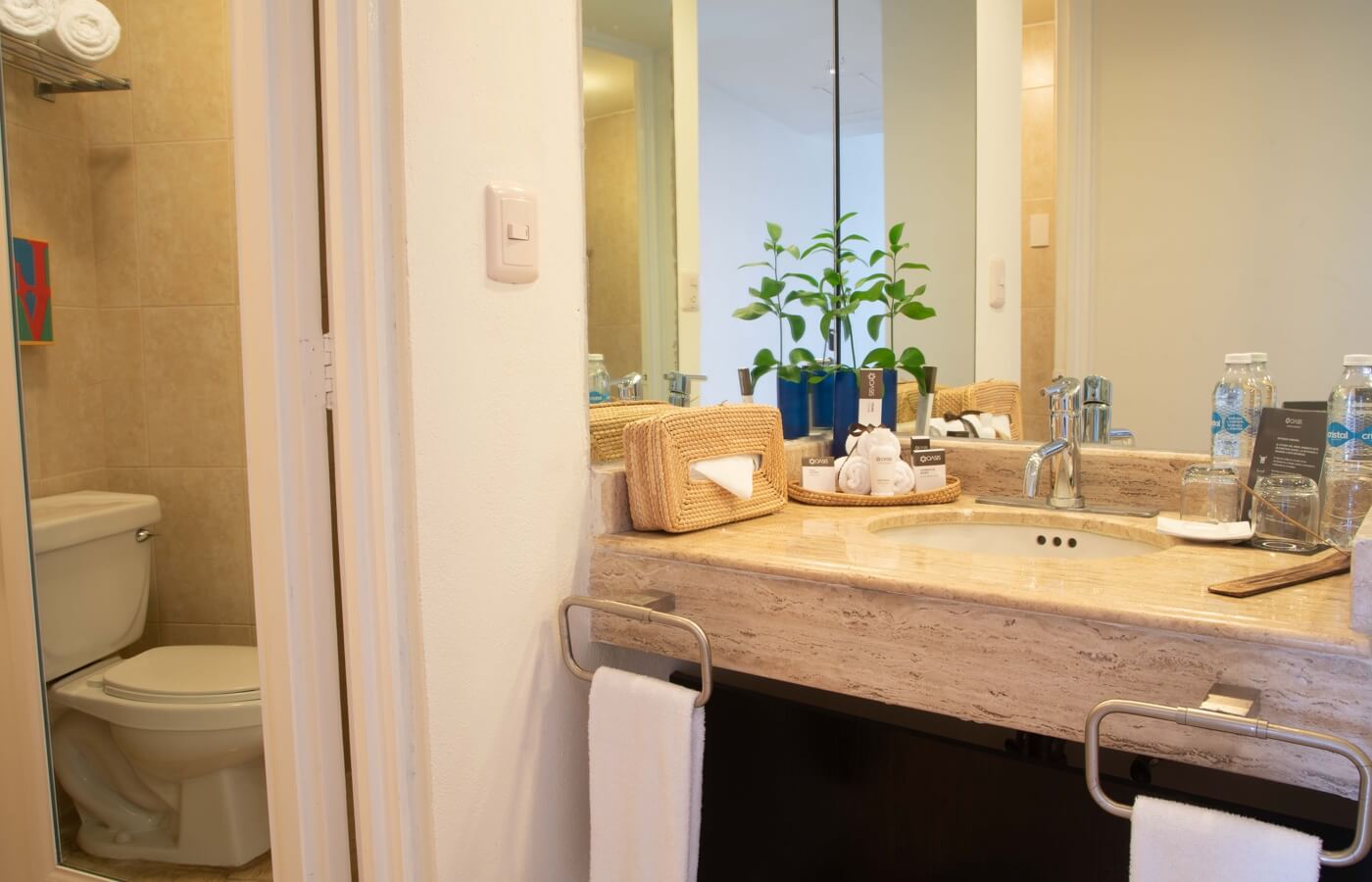 Baño de habitación con amenidades en hotel Oh! Cancun The Urban Oasis